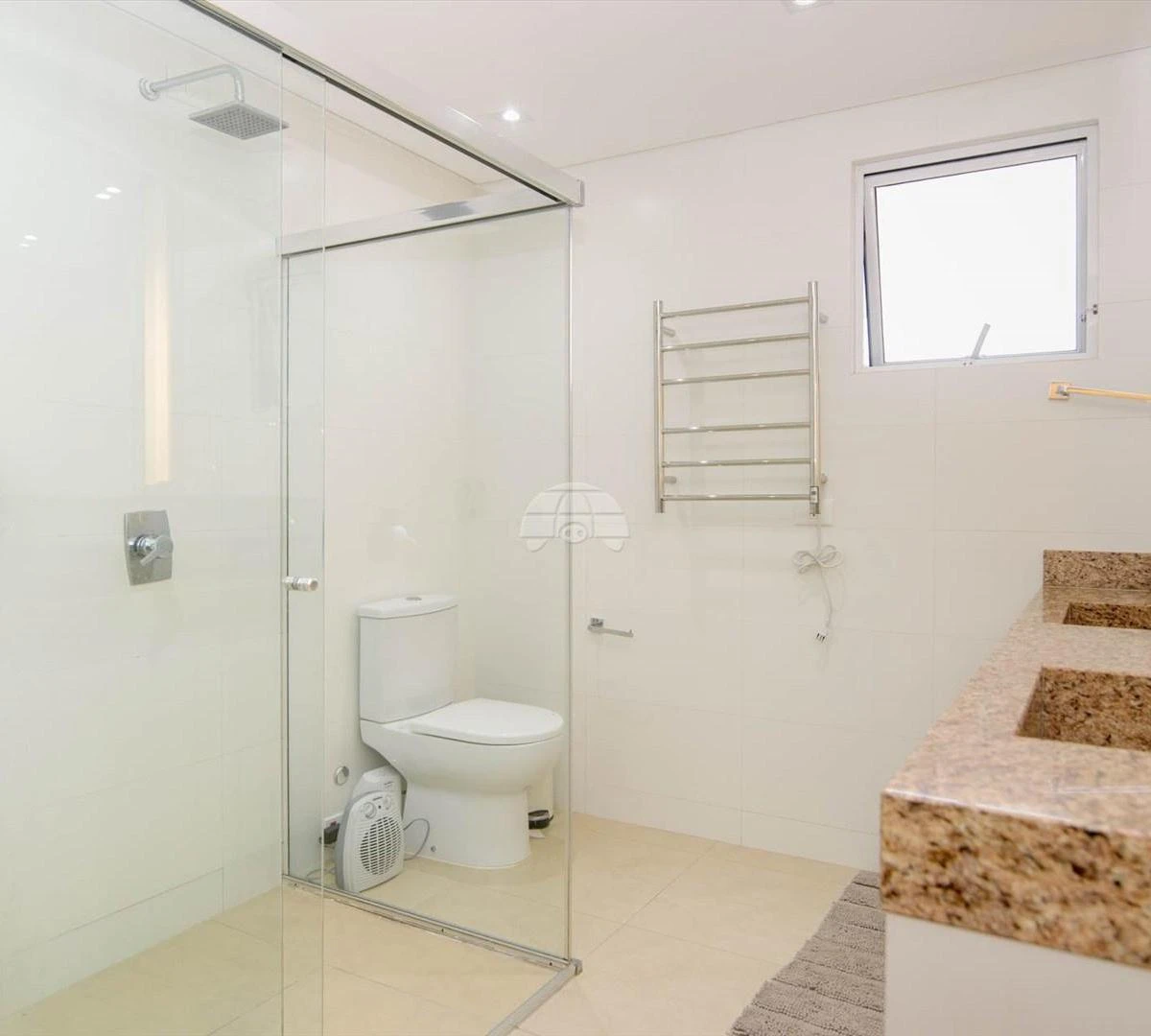 Furnished 3 en-suite apartment with open-plan kitchen — photo 42