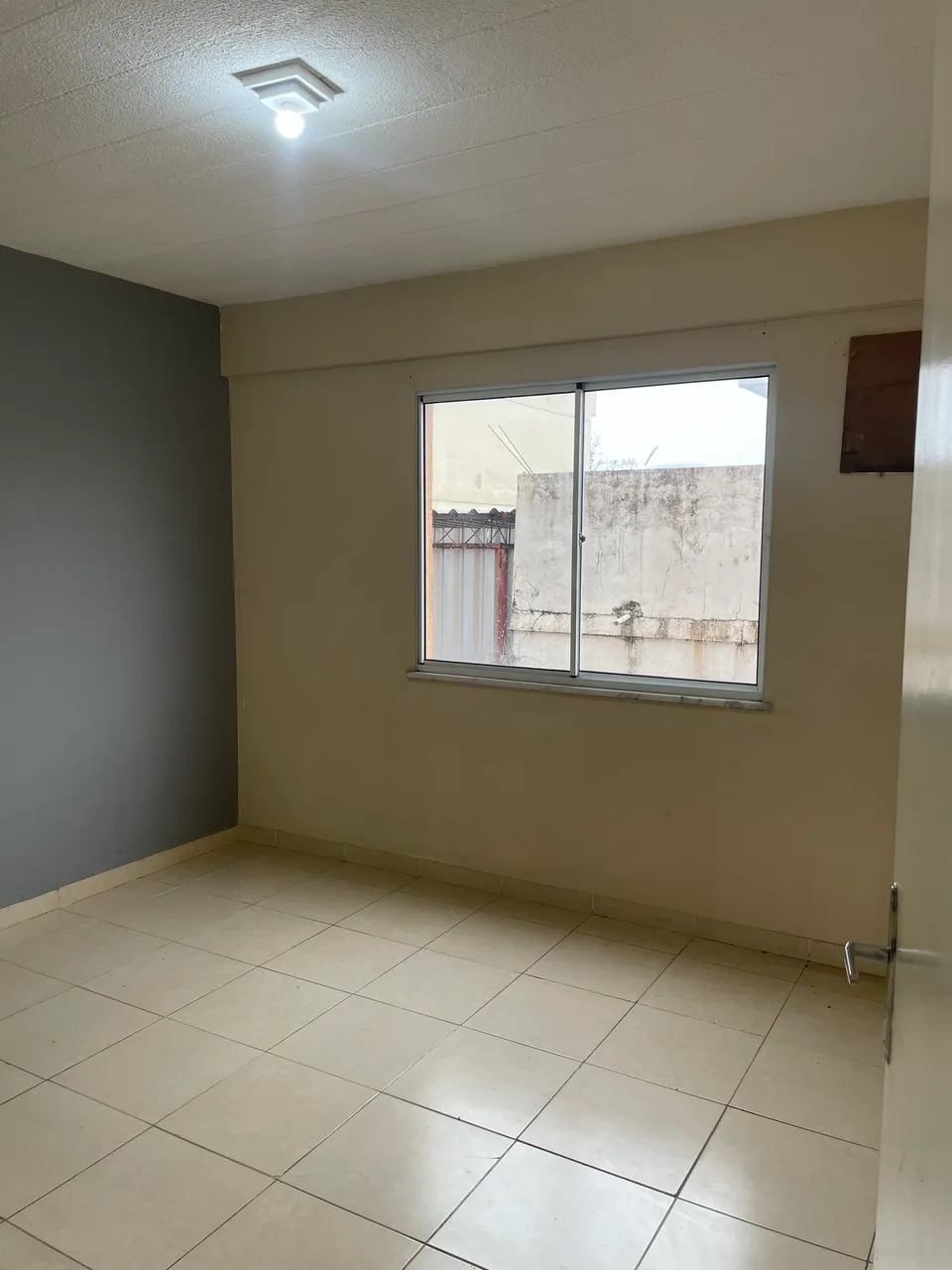 Unfurnished 2-bedroom apartment with a glass shower — photo 3