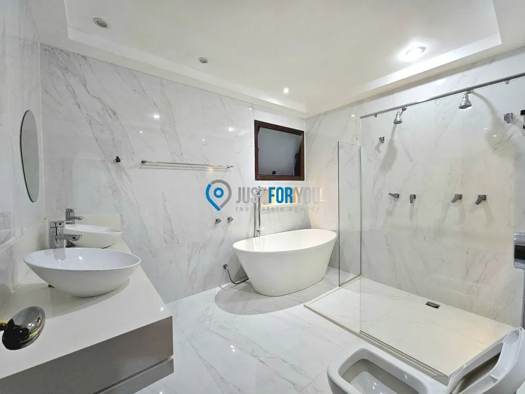 Furnished 4-bedroom house with 5 bathrooms and 350 m² — photo 23
