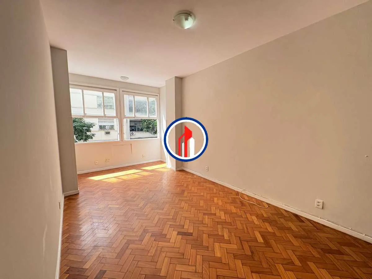 Wood or laminate floors in a 2-bedroom apartment, 72 m² — photo 6