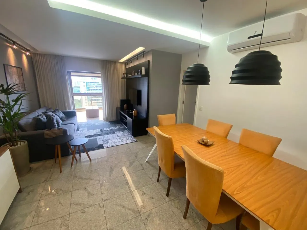 Apartment on the 13th floor with a glass-enclosed balcony — photo 4