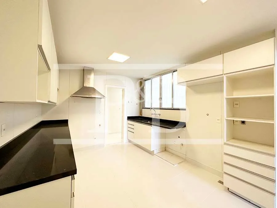 4-bedroom apartment with 270 m² and 4 bathrooms — photo 30