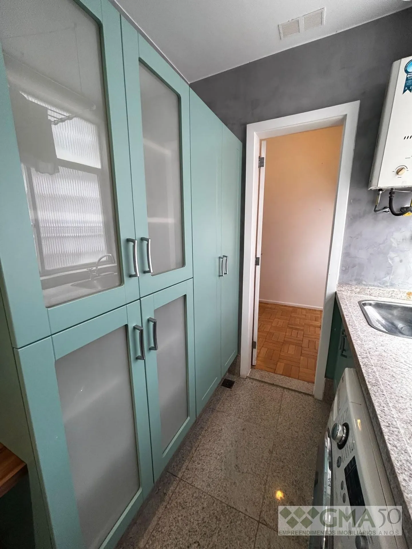 Рабочее место и 2 спальни: квартира 145 м² — photo 27