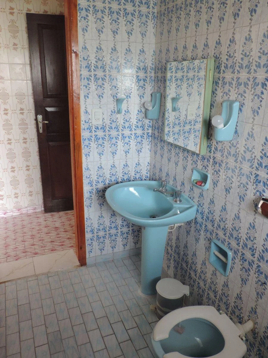 Wood or laminate floors in a one-bedroom house, 70 m² — photo 13