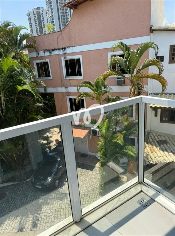 Balcony with a grill in a 5-bedroom house, 280 m² — photo 25