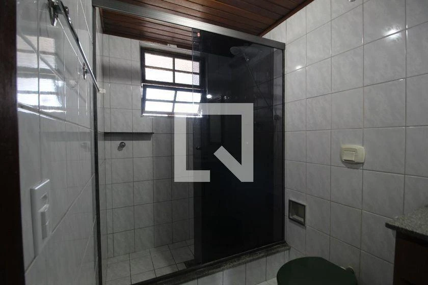 265 m² house with a home office and a bathtub — photo 37