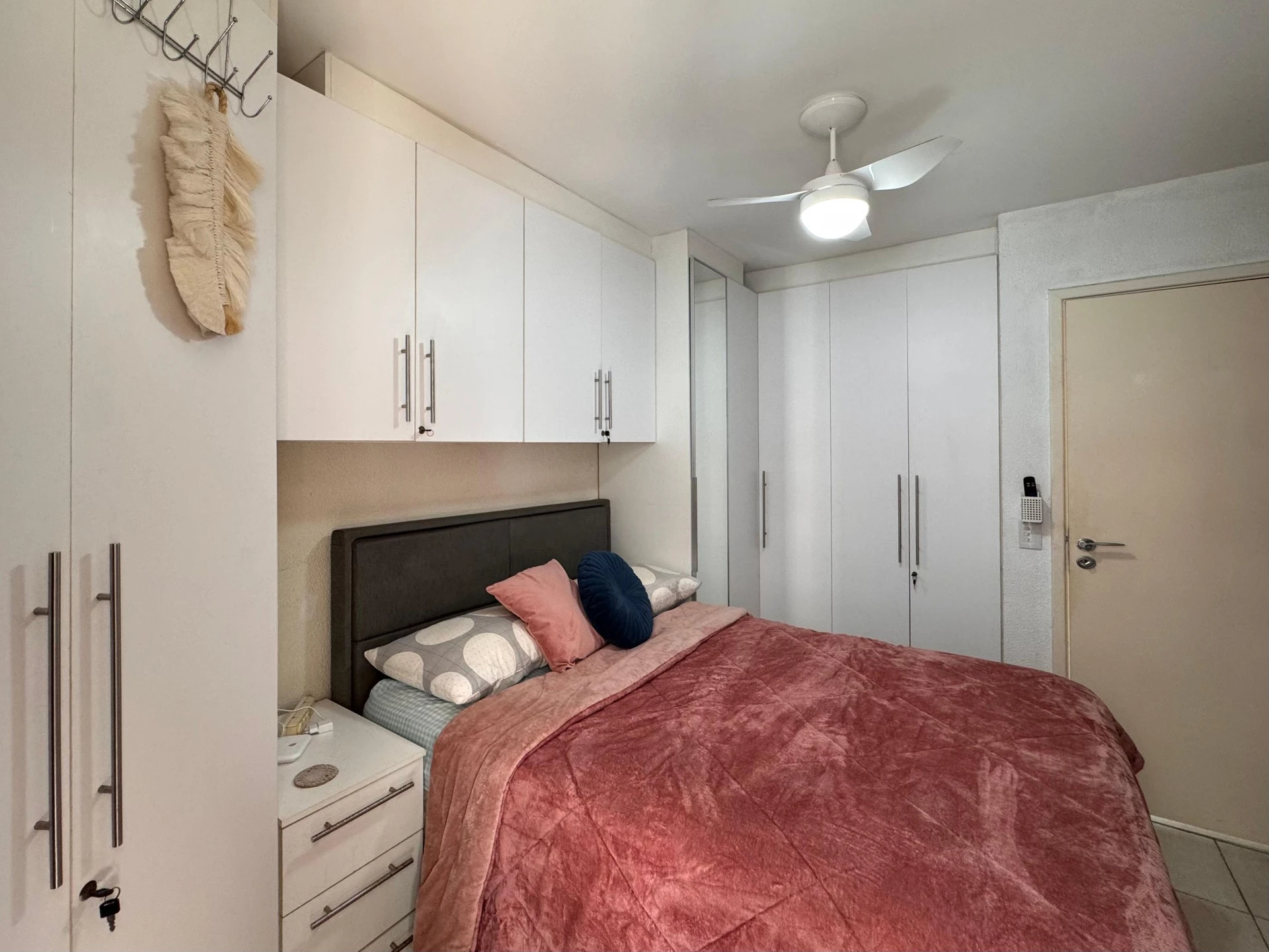 Furnished 1-bedroom apartment with a glass balcony — photo 13
