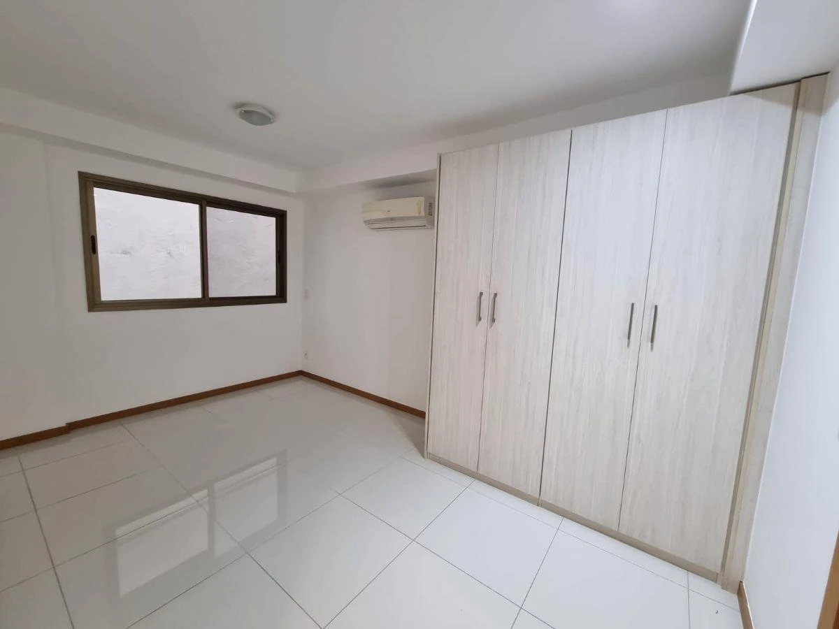 4-bedroom apartment in a building with a sauna — photo 17
