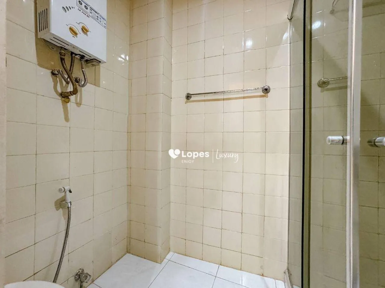 Unfurnished 2-bedroom apartment with a balcony — photo 12