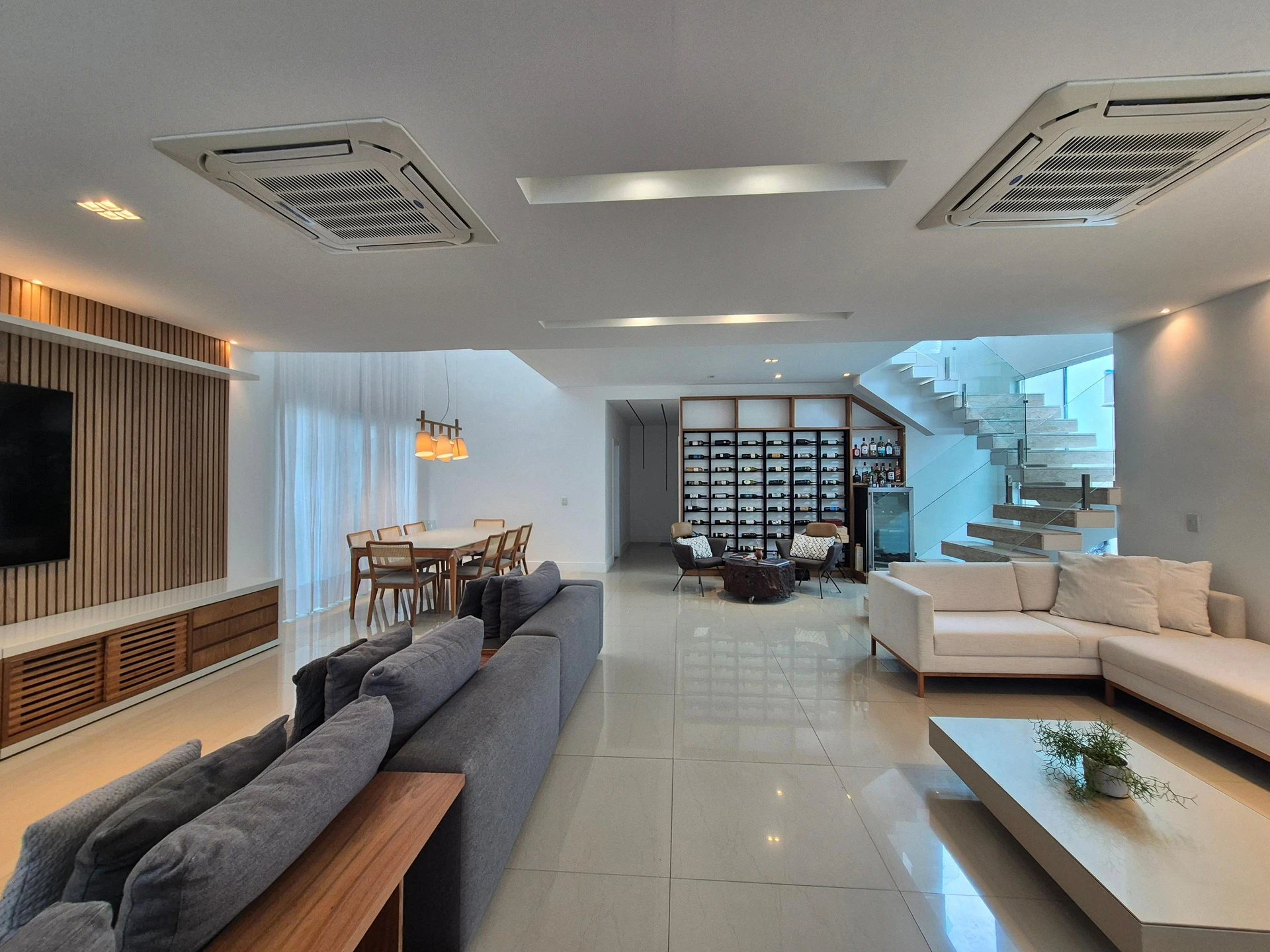 5-bedroom house with floor-to-ceiling windows — photo 3