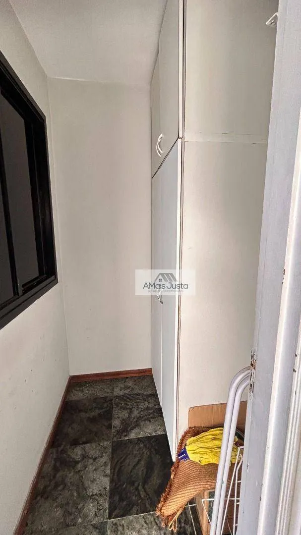 4-bedroom apartment in a building with a pool — photo 7