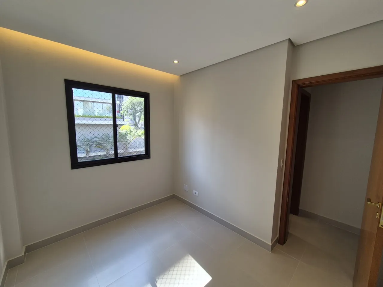 1-bedroom apartment with open-plan kitchen — photo 9