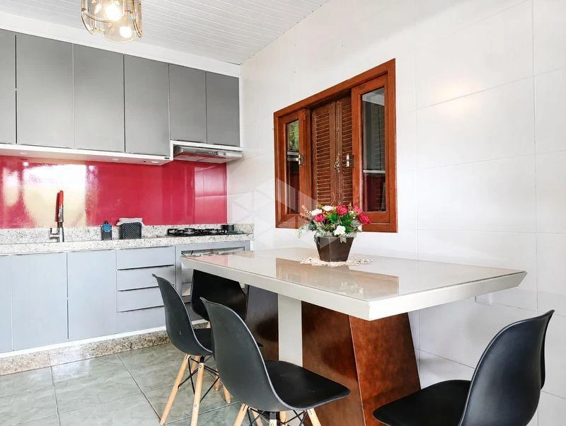 Balcony with a grill in a 2-bedroom house, 100 m² — photo 12