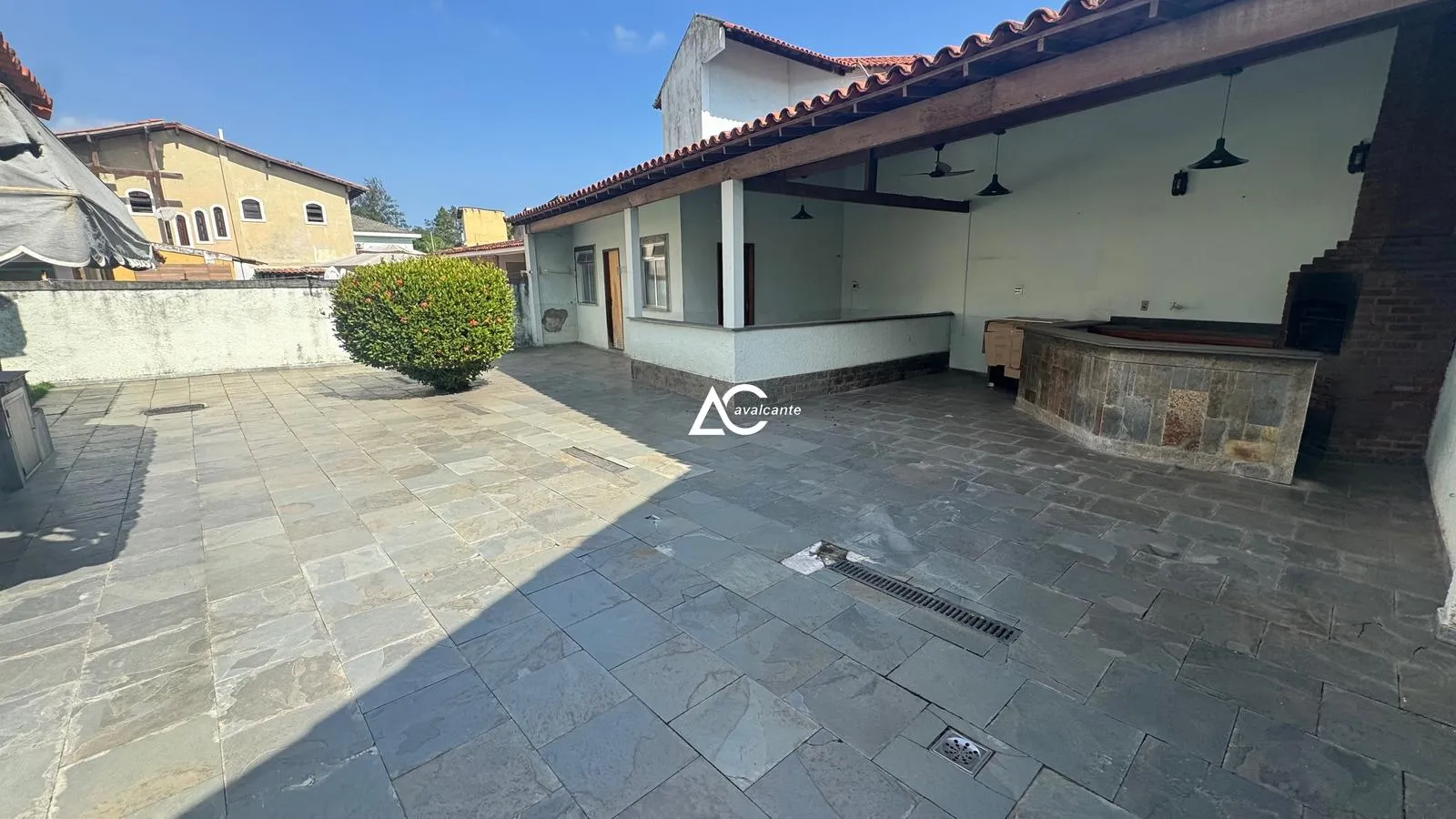 Furnished duplex house with 4 bedrooms and 600 m² — photo 46