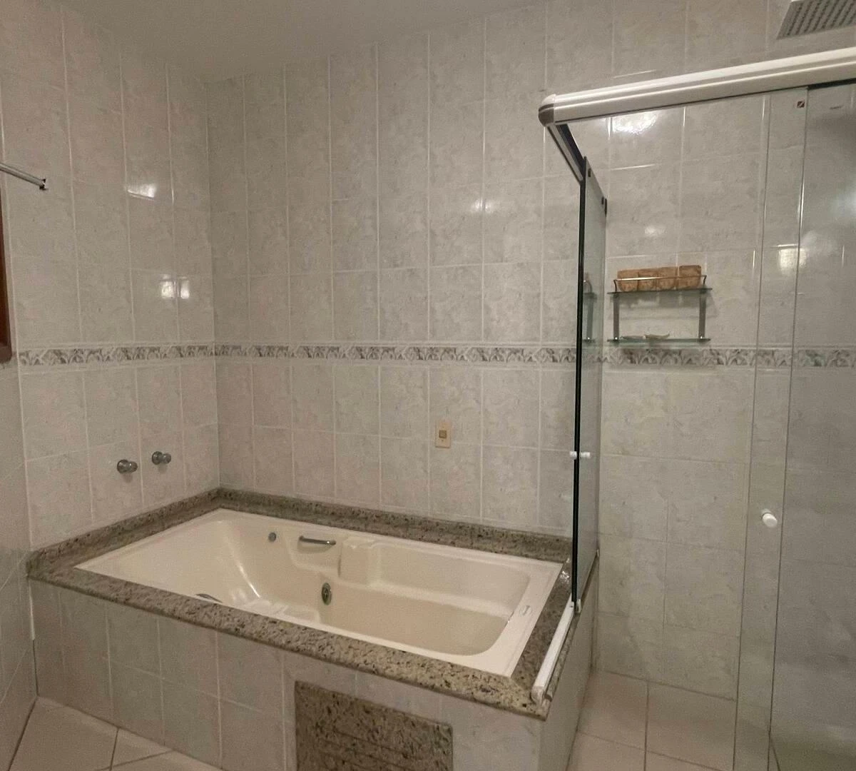 232 m² house with a walk-in closet and a bathtub — photo 26
