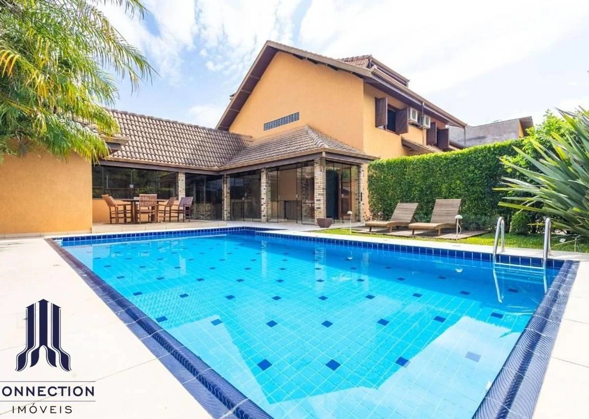Casa mobiliada com 4 suítes e 449 m²