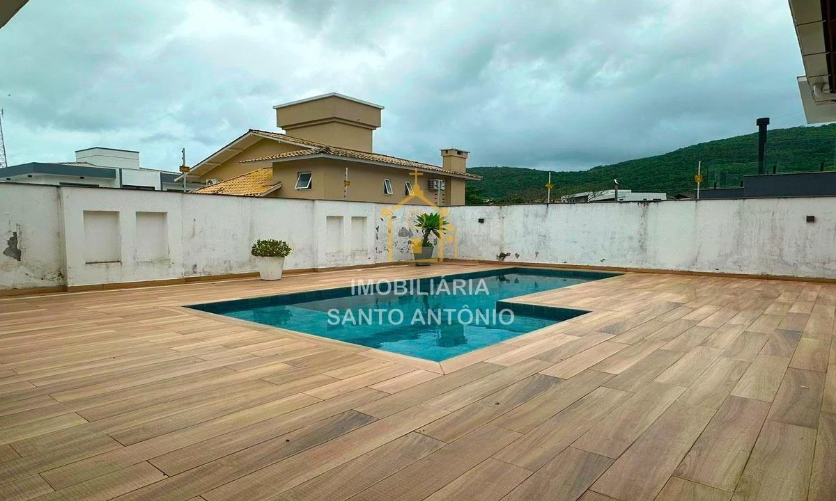 Glass-enclosed balcony in a 3-bedroom house, 300 m² — photo 20