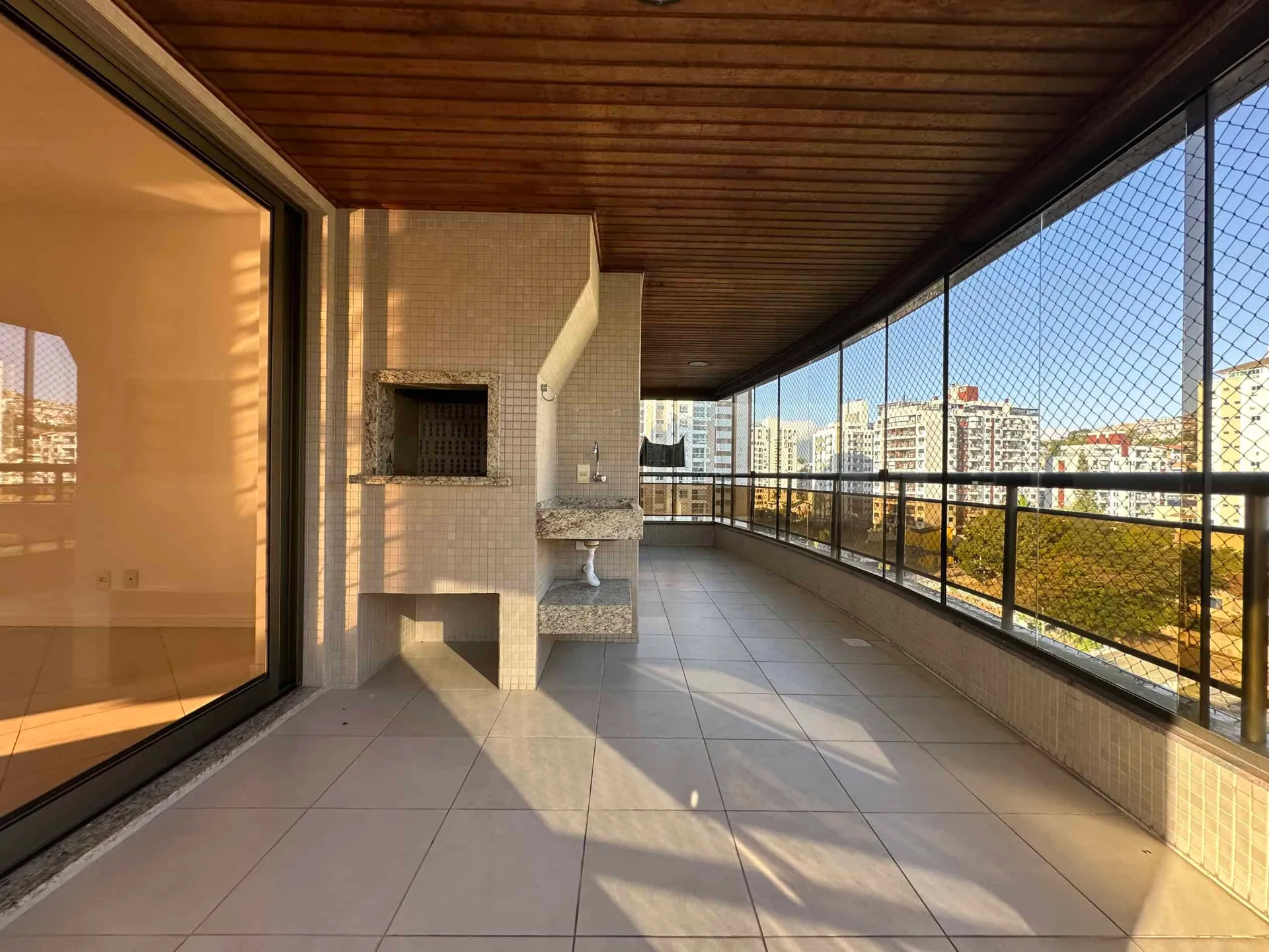 Apartamento para locação com 3 suítes e 3 vagas, 221 m²