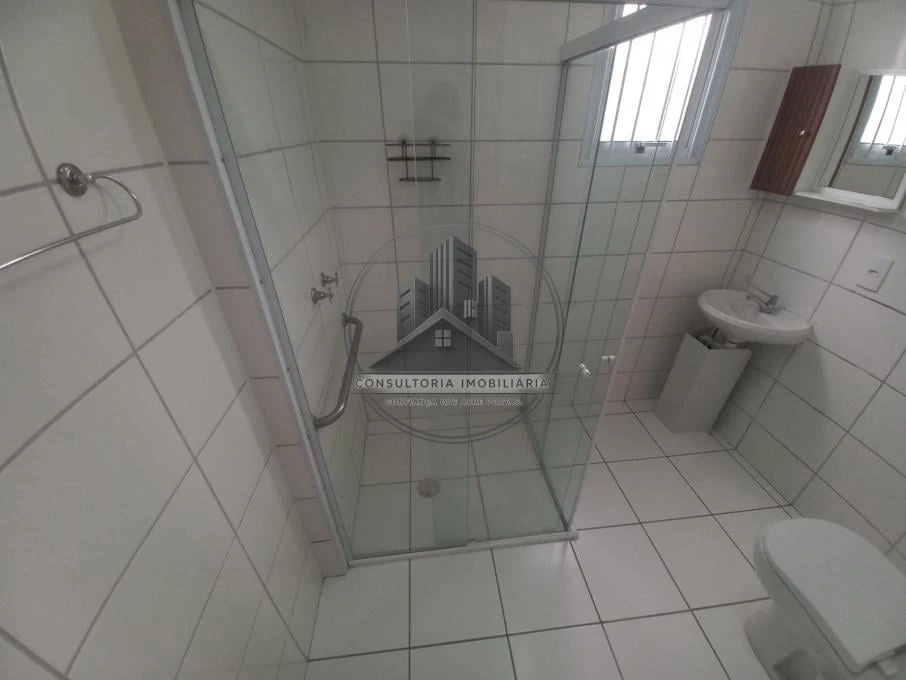 Apartamento de 1 quarto com piso de madeira ou laminado — photo 4