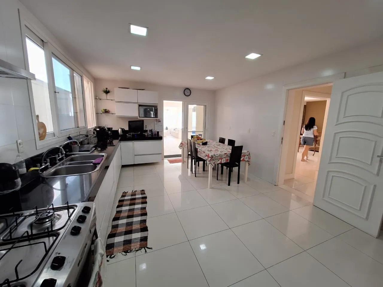Furnished house with 4 bedrooms and 5 bathrooms — photo 23