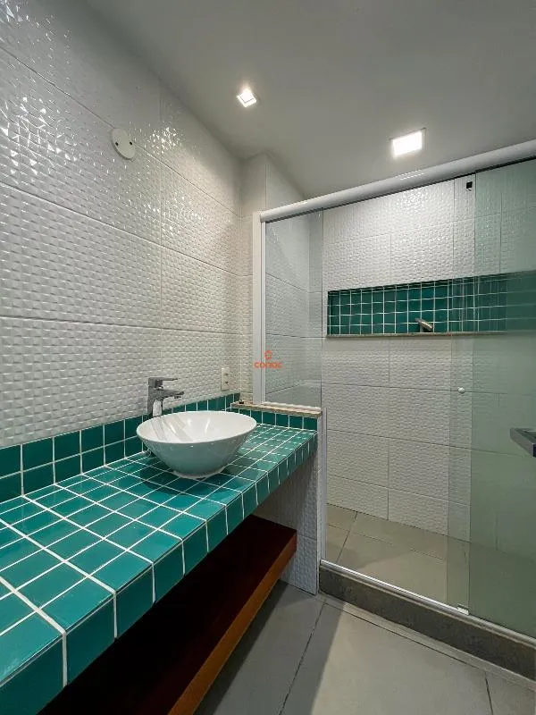 One-bedroom apartment with wood or laminate floors — photo 11