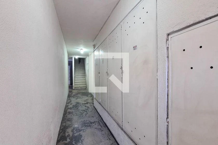 1-bedroom apartment with a glass shower enclosure — photo 2
