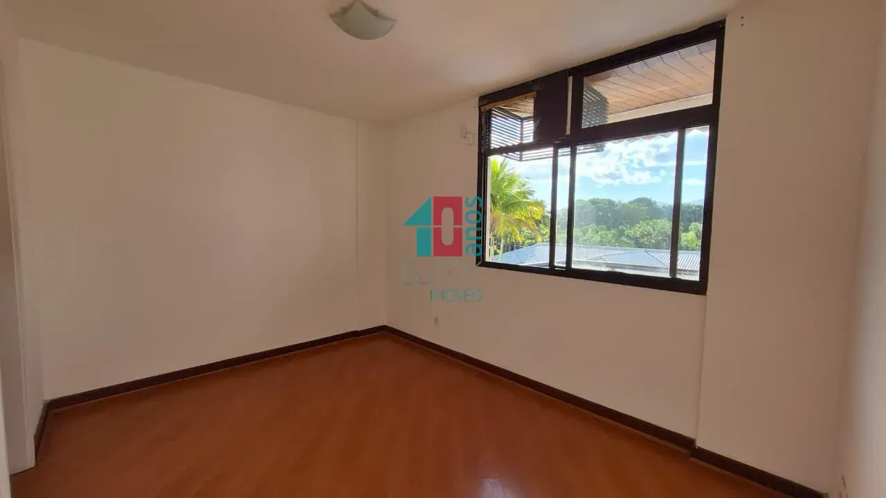 Wood or laminate floors in a 2-bedroom apartment, 83 m² — photo 10