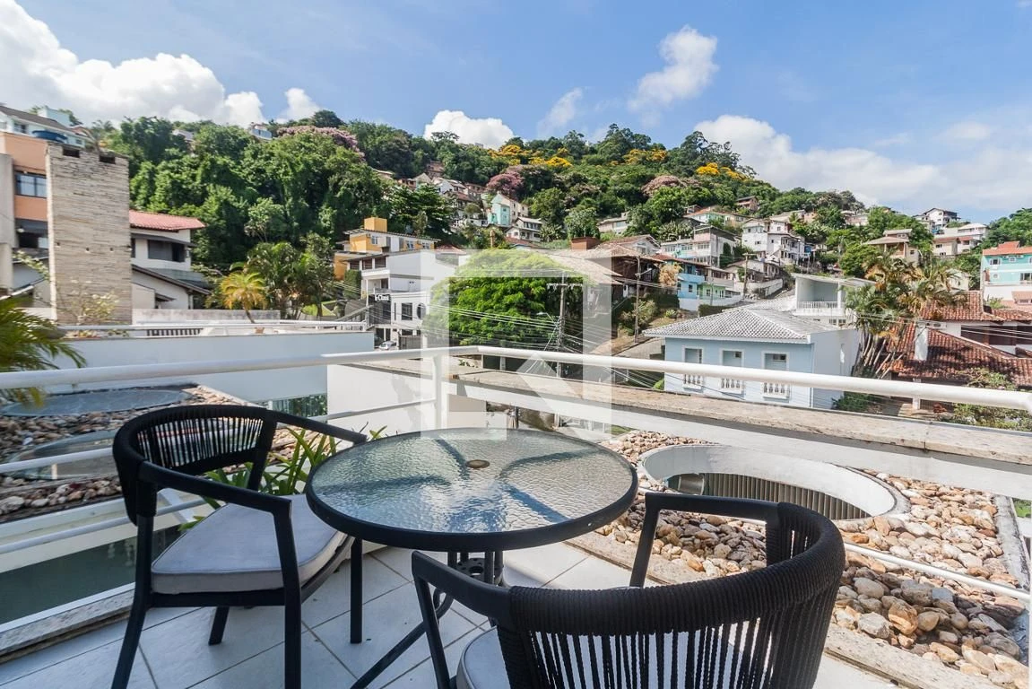 Furnished studio in a building with a pool — photo 10
