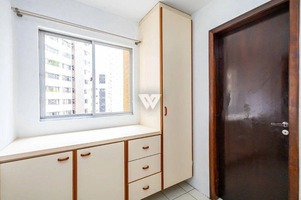 Apartment with wood floors, 4 bedrooms and glass balcony — photo 24