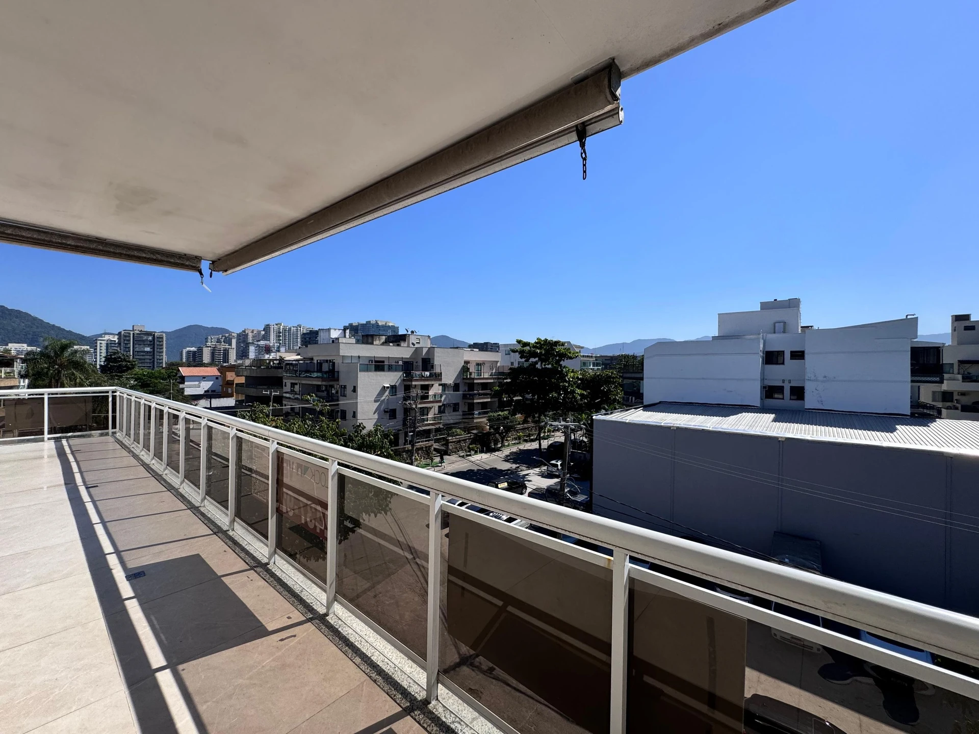 Furnished apartment with 3 bedrooms and 2 parking spaces — photo 45