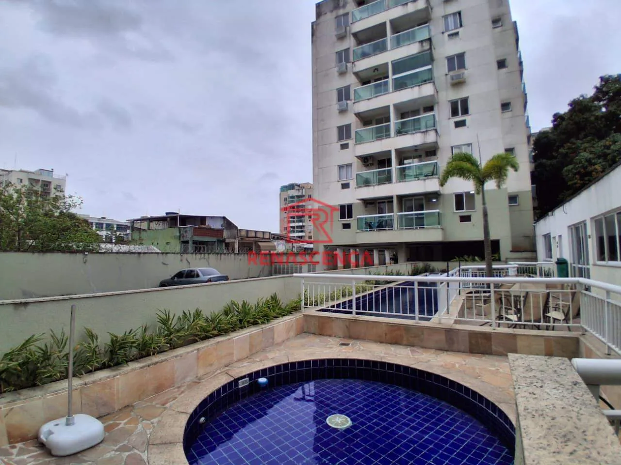 Apartamento de 2 dormitorios con vistas a la ciudad y montañas — photo 23