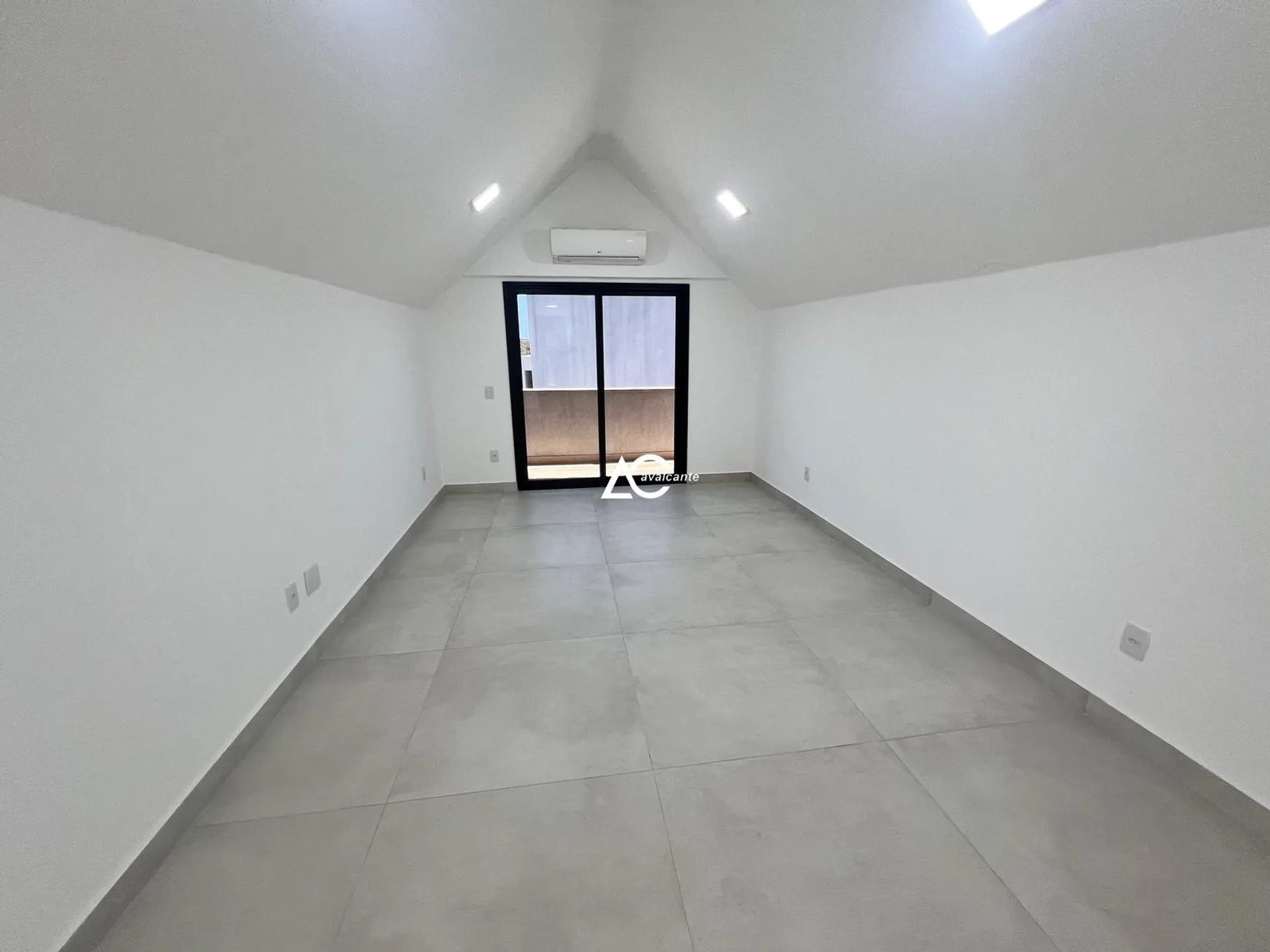 Unfurnished house with 5 bedrooms and 5 bathrooms — photo 36