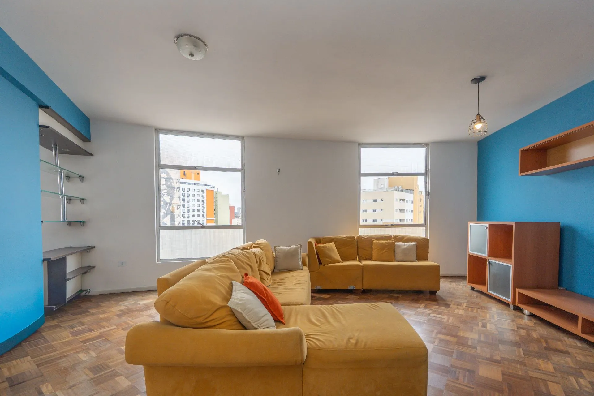 Home office in a 3-bedroom apartment, 140 m²