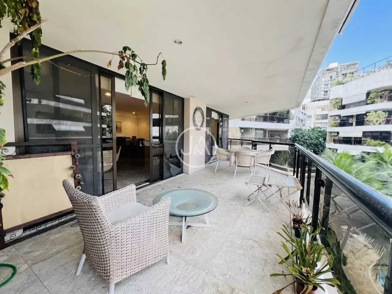 Apartamento para locação com 3 quartos e 251 m²