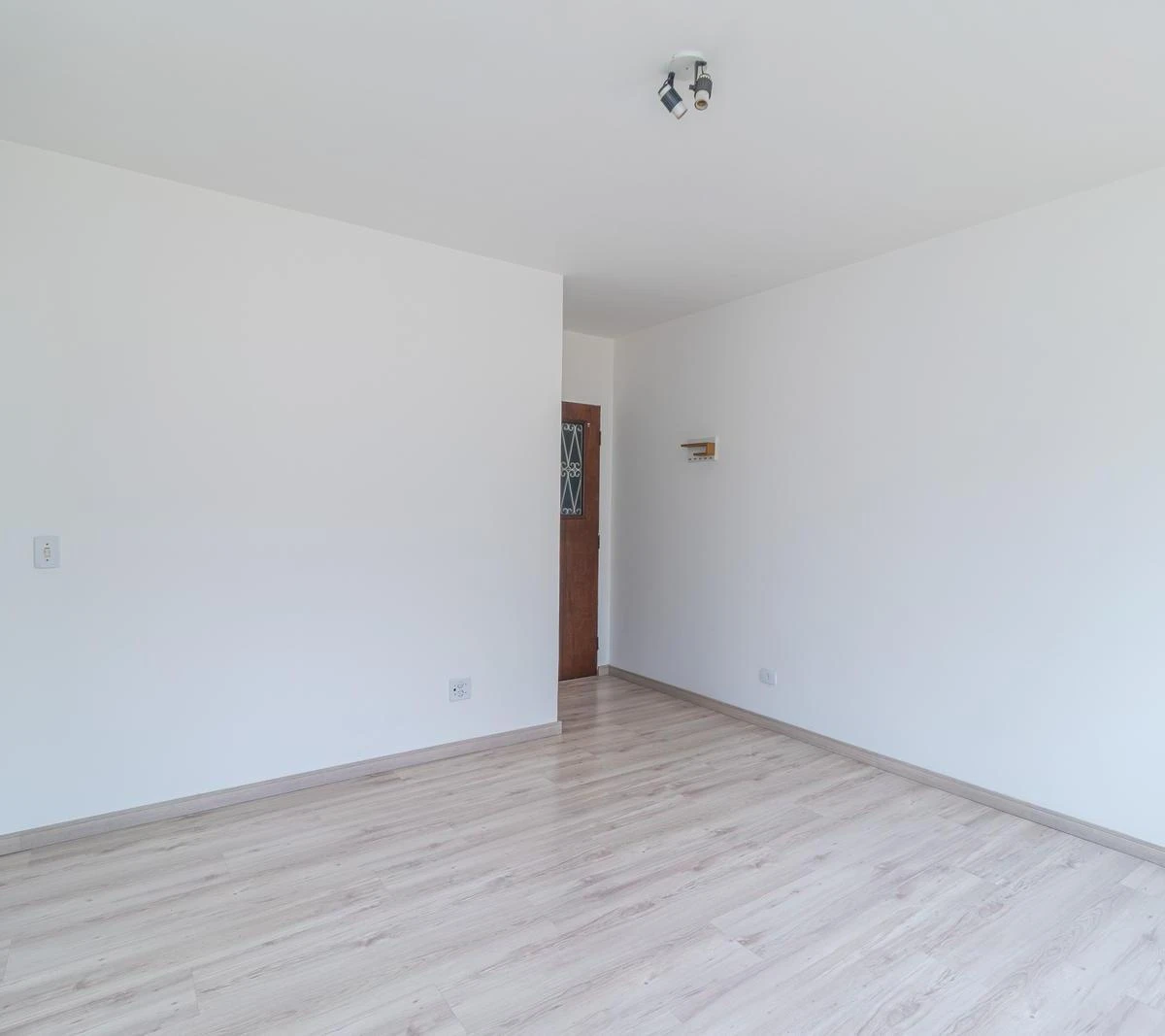 Departamento con piso de madera o laminado en Curitiba — photo 16