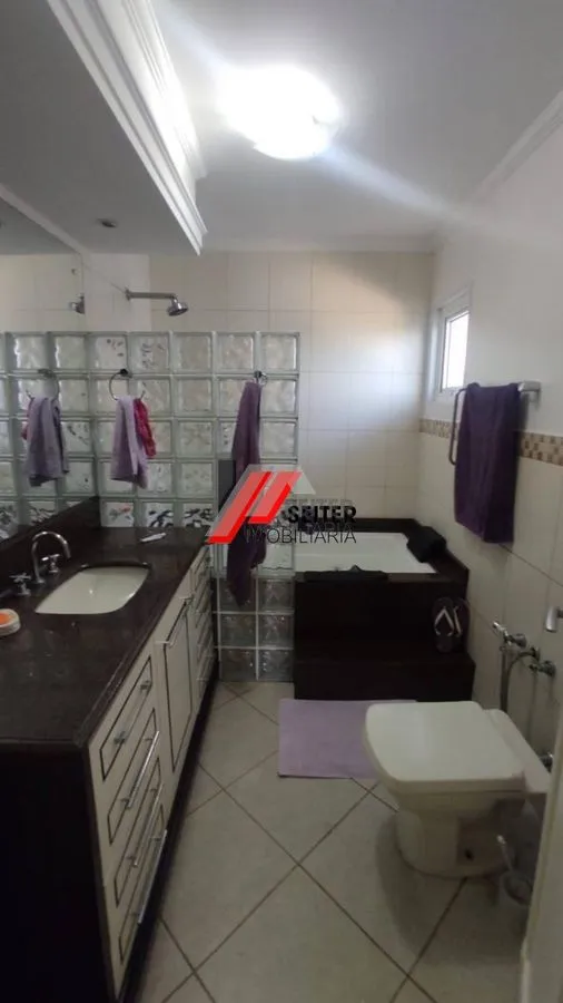 Rental house with 5 bedrooms and an open-plan kitchen — photo 52