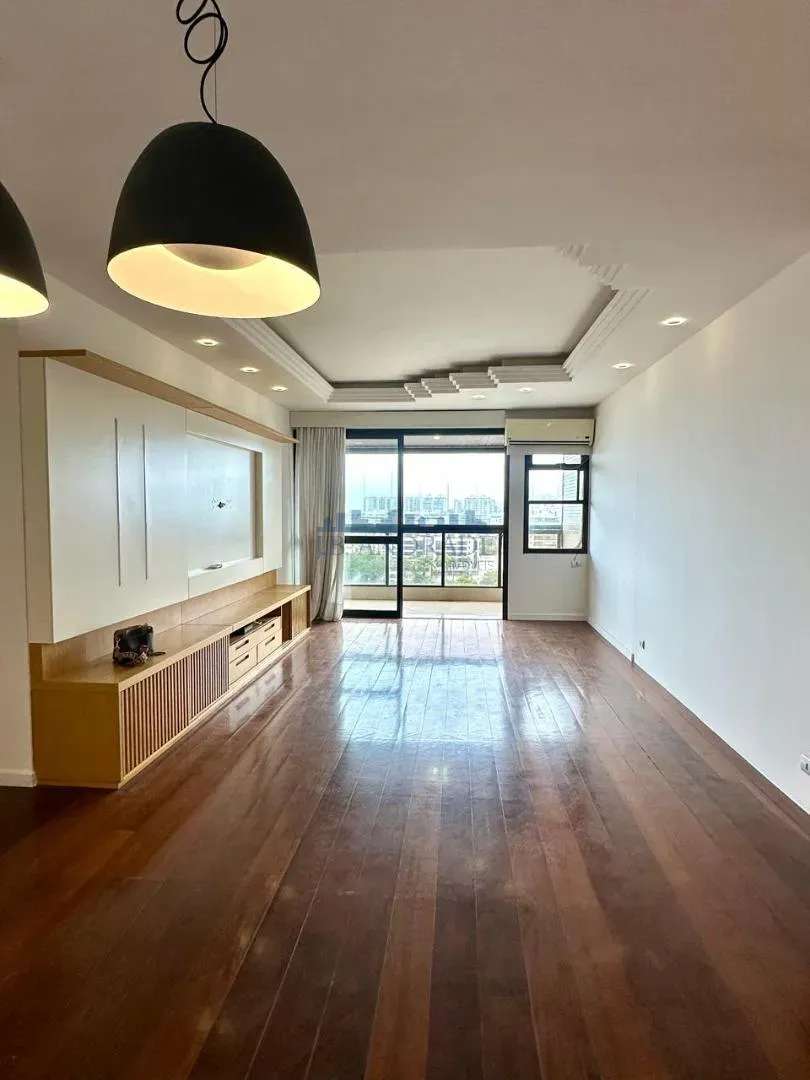 Glass-enclosed balcony in a 4-bedroom apartment, 197 m² — photo 3