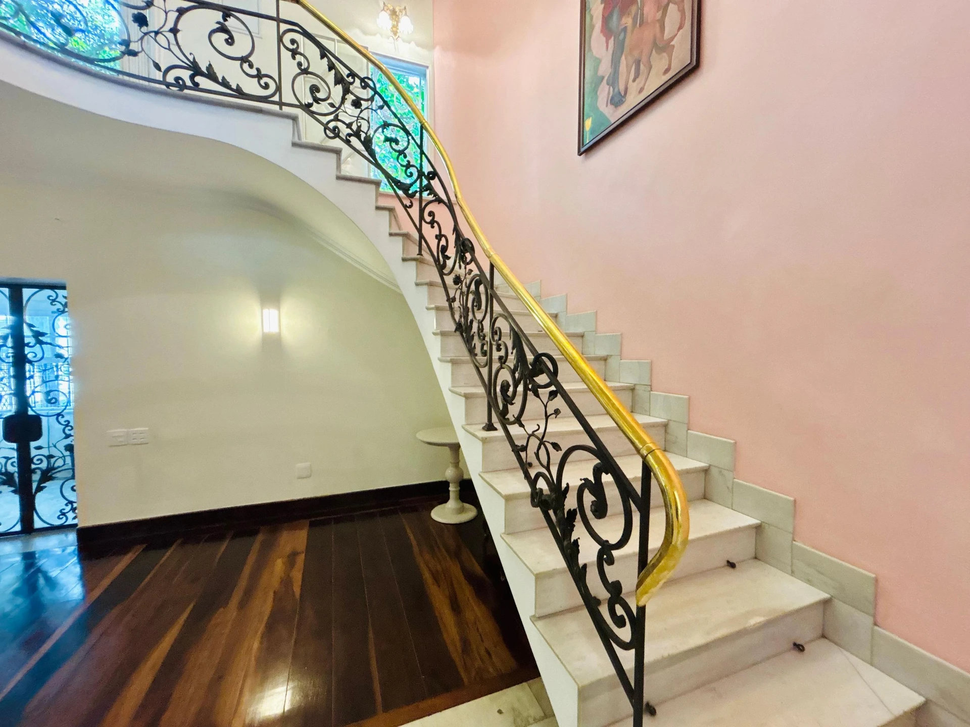Furnished house, 380 m², with a grill on the balcony