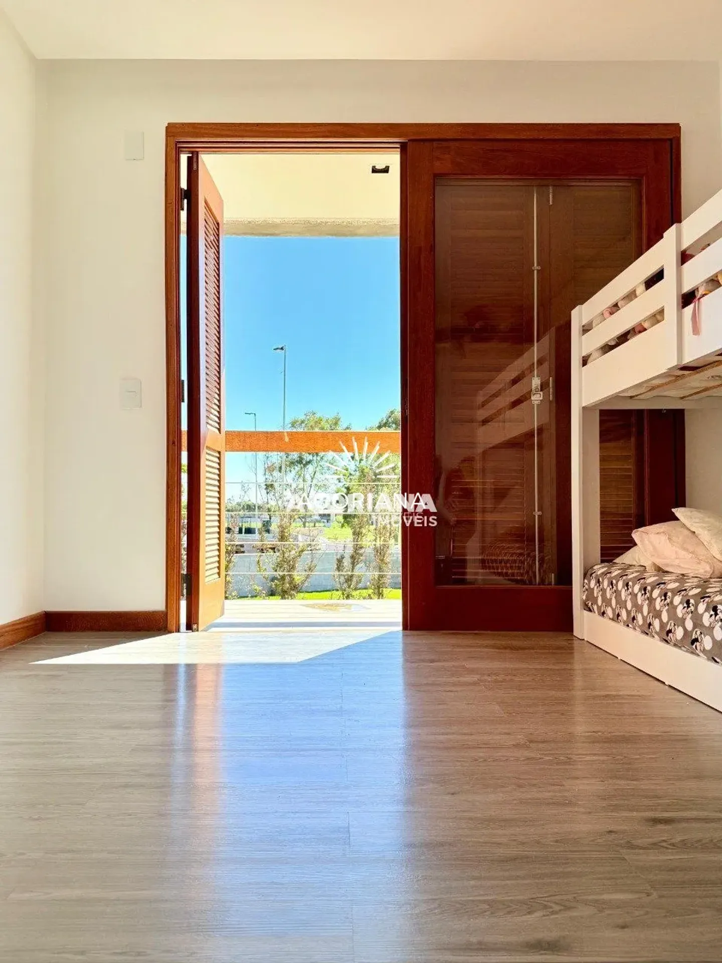 House with open-plan kitchen and 5 bedrooms over 558 m² — photo 48