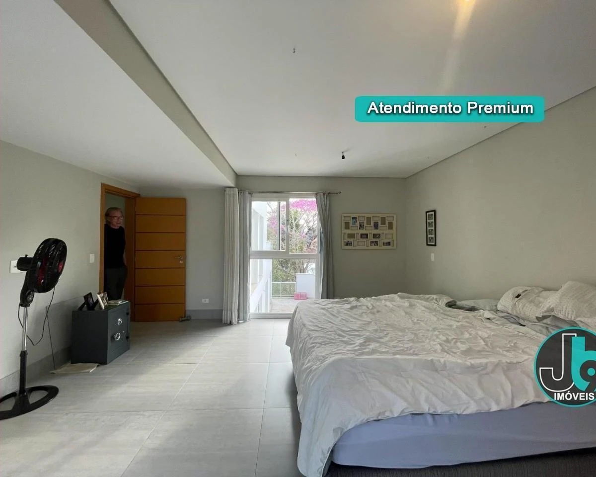 389 m² house with 4 bedrooms and an open-plan kitchen — photo 42
