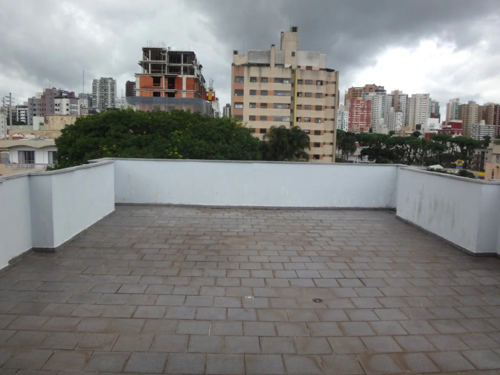 Balcony with a grill in a one-bedroom apartment, 72 m² — photo 27