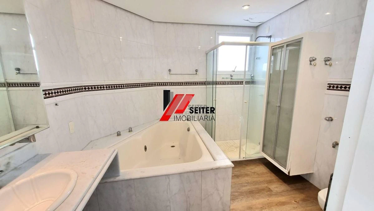 255 m² apartment with a private pool and a bathtub — photo 25
