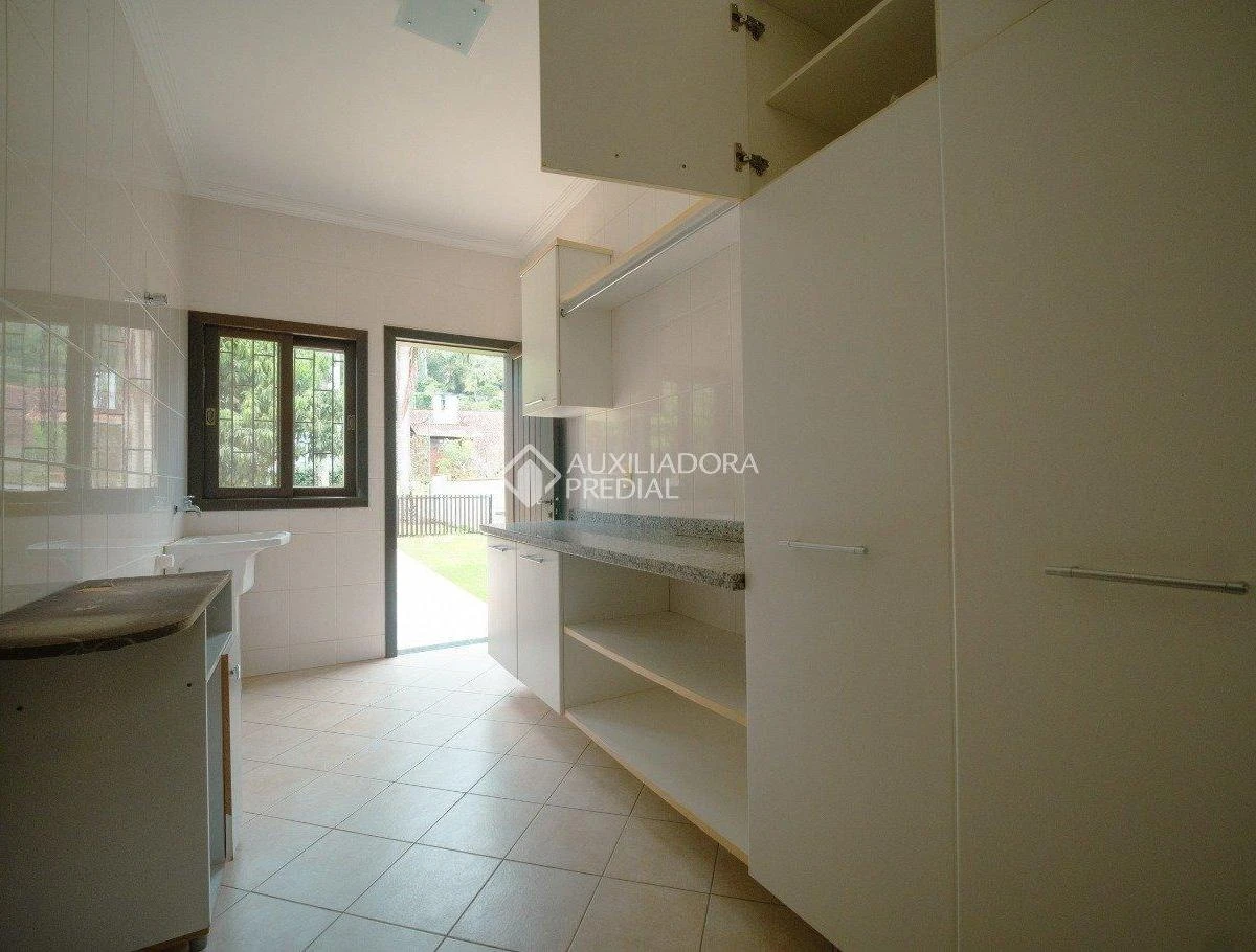 1723 m² house with a bathtub and a grill on the balcony — photo 33