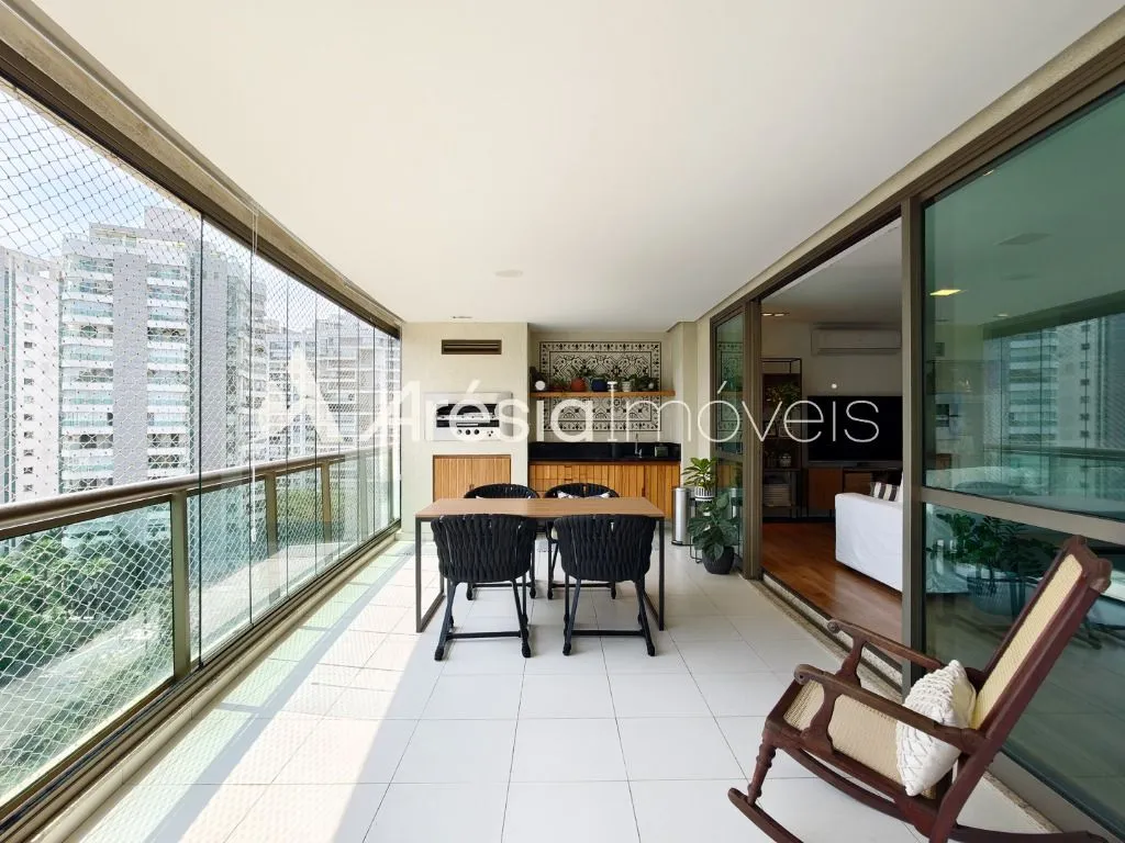 Balcony with a grill in a 4-bedroom apartment, 178 m² — photo 40