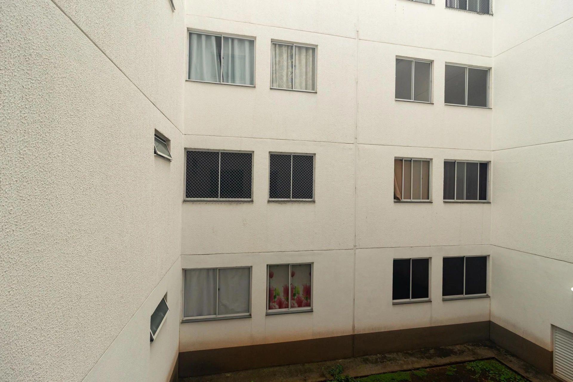 2-bedroom apartment in a building with a pool — photo 3