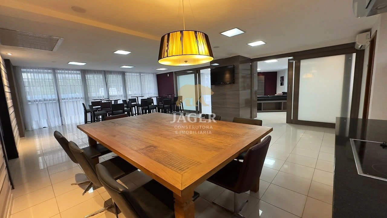 185 m² apartment with a bathtub and a glass-enclosed balcony — photo 7