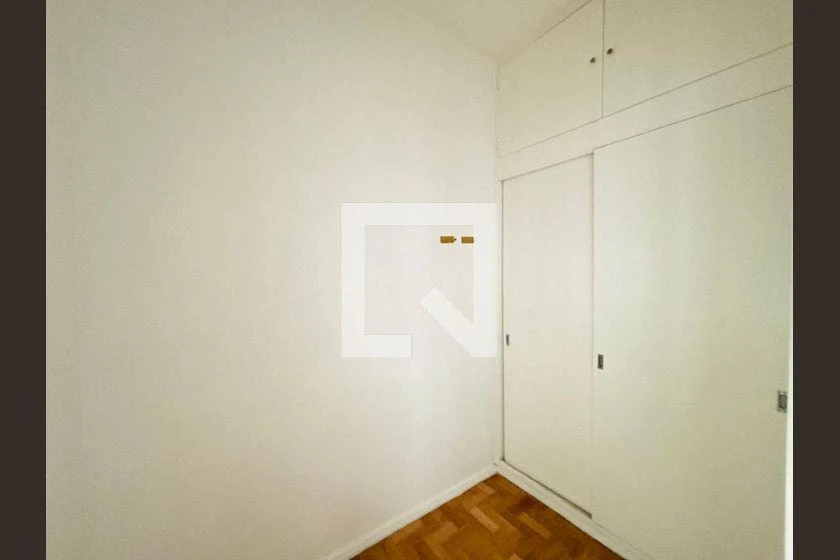 3-bedroom apartment with wood or laminate floors — photo 19