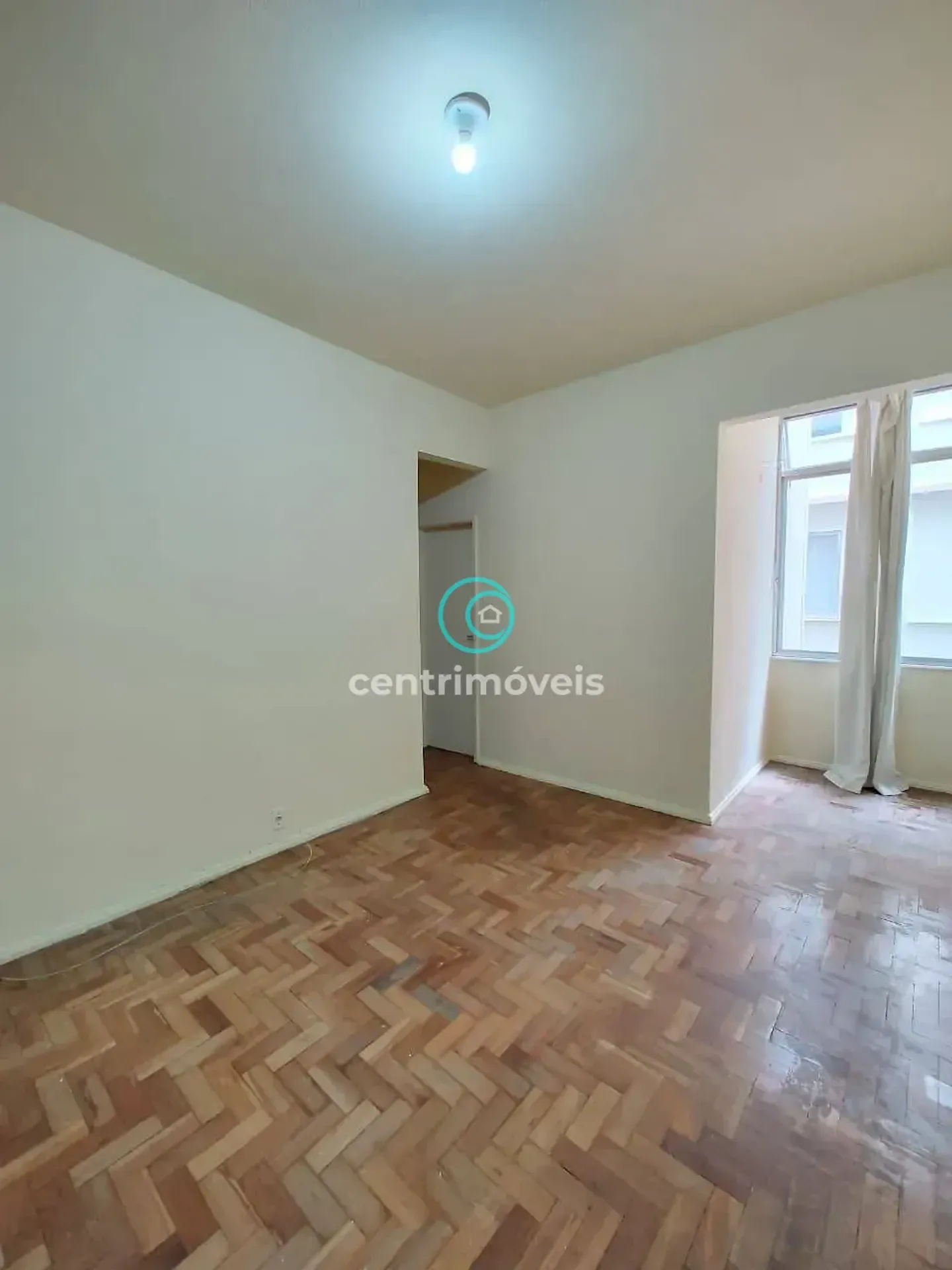 Wood or laminate floors in a one-bedroom apartment, 52 m² — photo 20