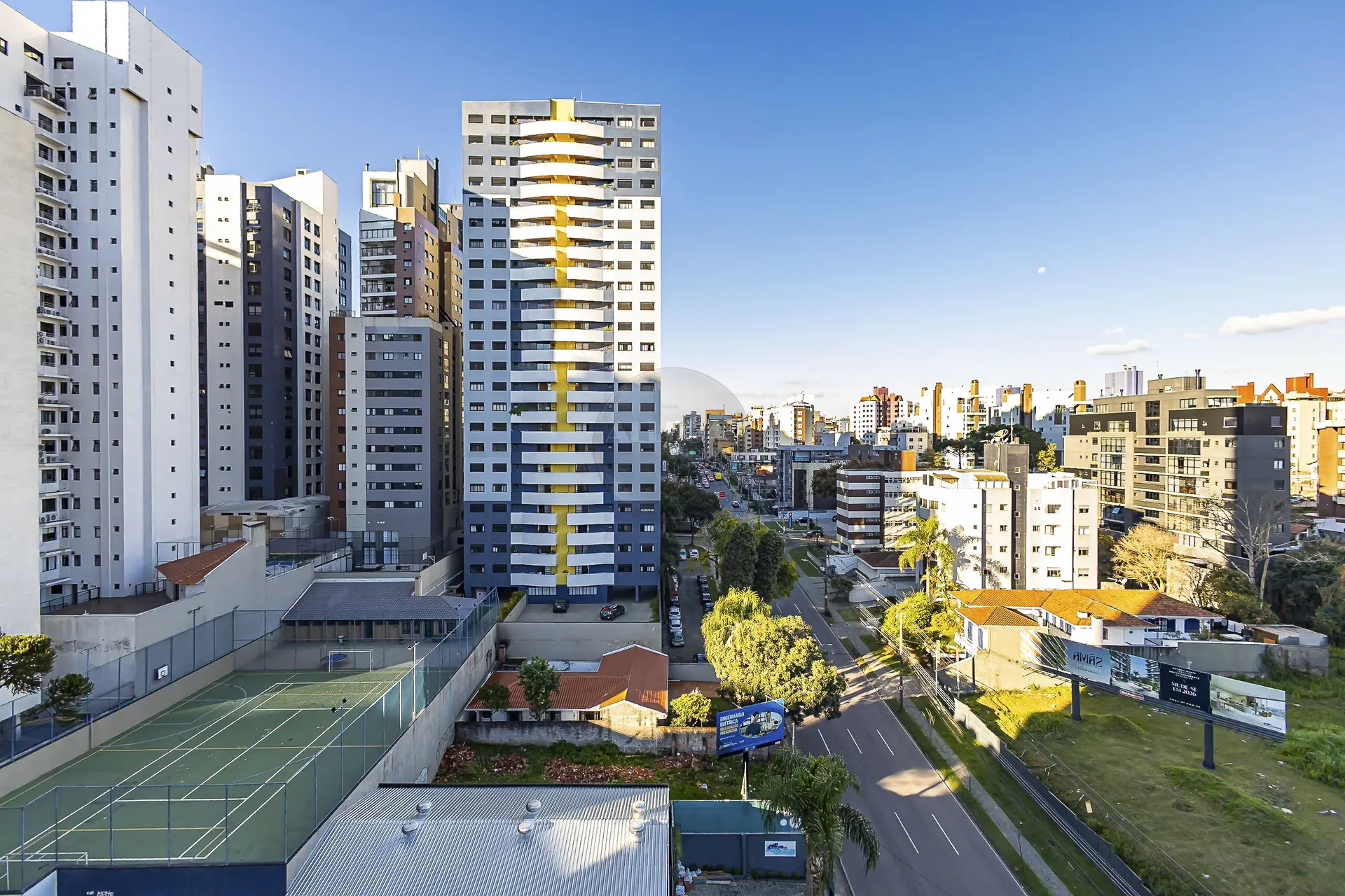 Apartamento com 4 quartos e piso de madeira na sala — photo 47