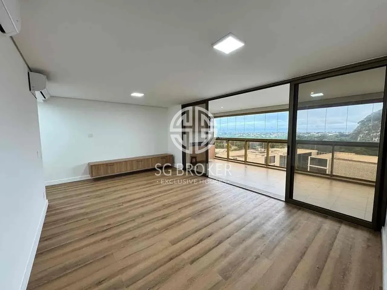 Apartment with views of the city and mountains — photo 9